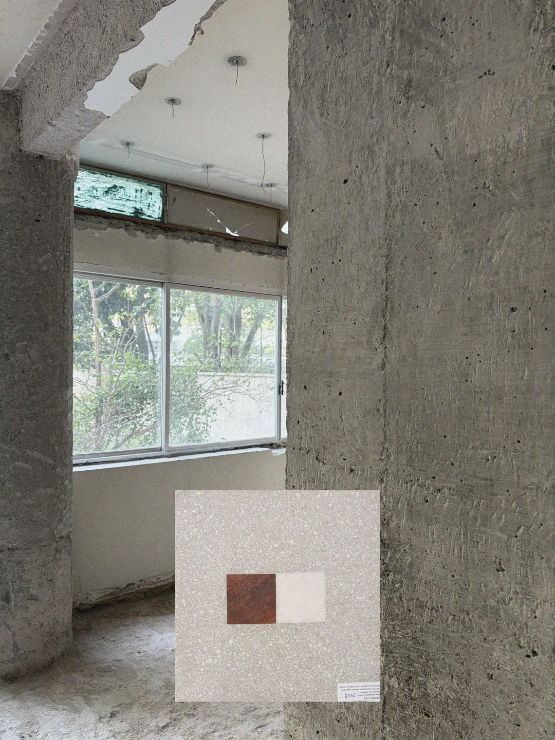Fotografia de obra com vigas e pilares de concreto aparente no Apartamento Itacolomi sobreposta por amostra de piso granilite com detalhes geométricos.