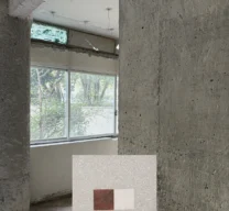 Fotografia de obra com vigas e pilares de concreto aparente no Apartamento Itacolomi sobreposta por amostra de piso granilite com detalhes geométricos.