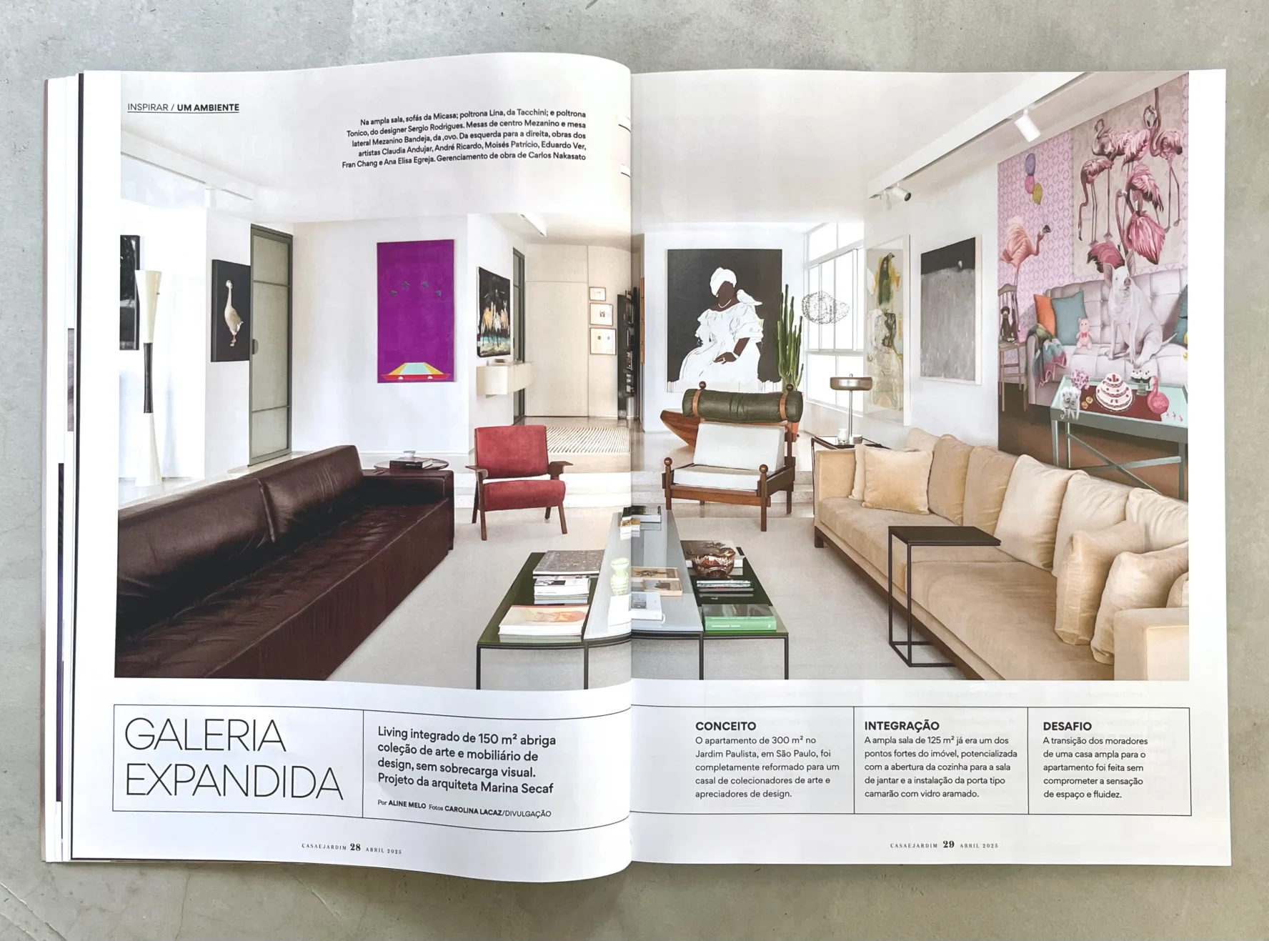 Duas páginas abertas da revista Casa e Jardim destacando a matéria "Galeria Expandida" sobre a reforma do Apartamento PG assinado pela arquiteta Marina Secaf.
