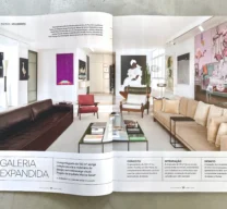 Duas páginas abertas da revista Casa e Jardim destacando a matéria "Galeria Expandida" sobre a reforma do Apartamento PG assinado pela arquiteta Marina Secaf.
