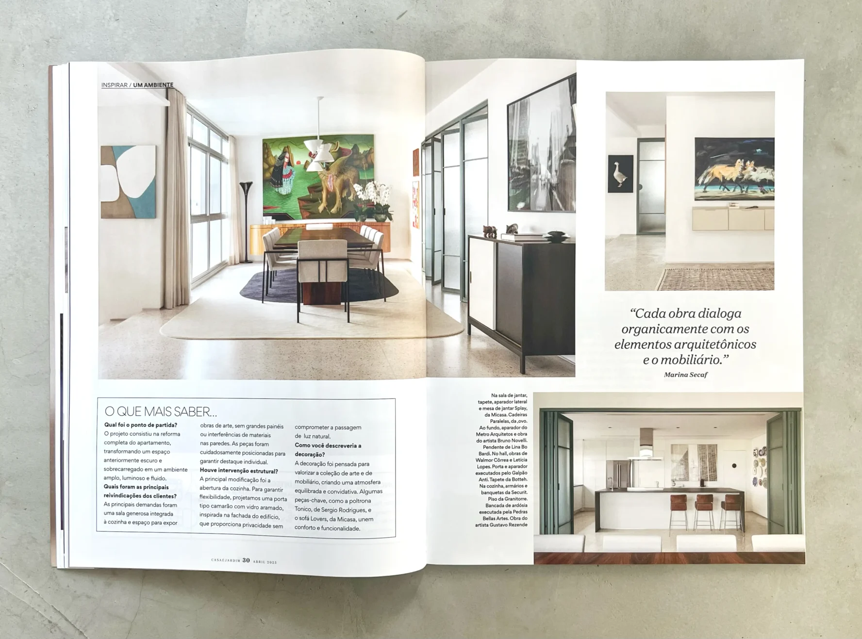 Segunda página dupla da matéria na revista Casa e Jardim mostrando fotos da sala de jantar, do hall com aparador suspenso creme em serralheria e da cozinha aberta com porta camarão em serralheria verde.