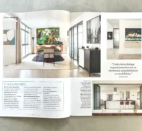 Segunda página dupla da matéria na revista Casa e Jardim mostrando fotos da sala de jantar, do hall com aparador suspenso creme em serralheria e da cozinha aberta com porta camarão em serralheria verde.
