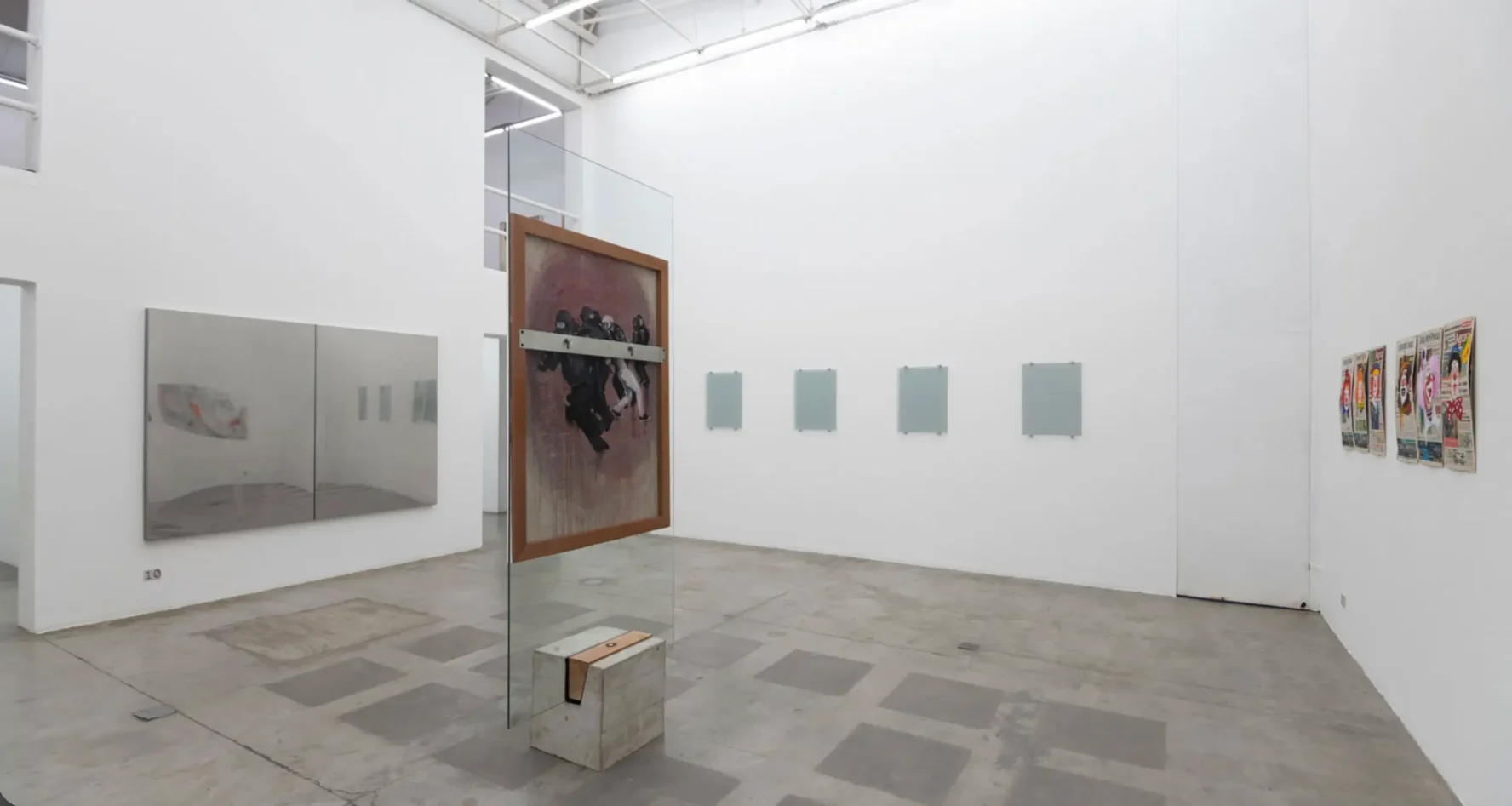 Sala principal de galeria de arte com pé-direito alto, cavalete de vidro e concreto da Lina Bo Bardi com obra de arte exposta de Dora Longo Bahia e paredes brancas com diferentes instalações.
